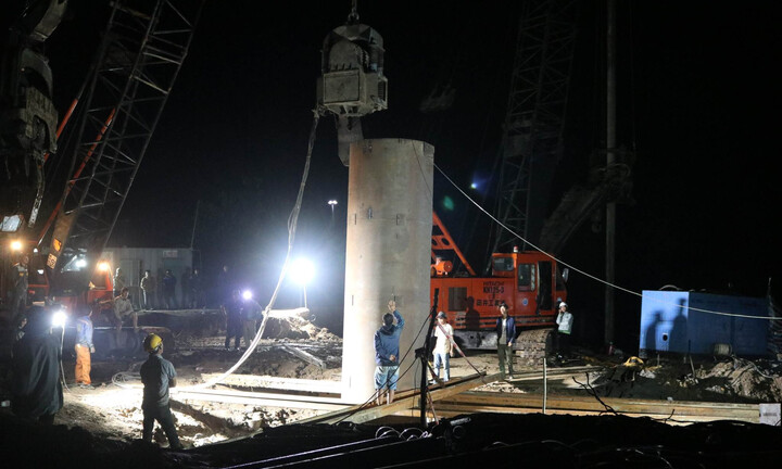 Cứu bé trai lọt xuống trụ bê tông sâu 35m: Dự kiến tiếp tục làm xuyên đêm 