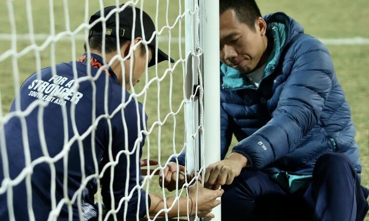 Trọng tài phát hiện lưới của Văn Lâm bị hở