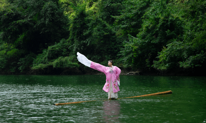 Cô gái có tuyệt kỹ lướt trên mặt nước như cao thủ võ lâm