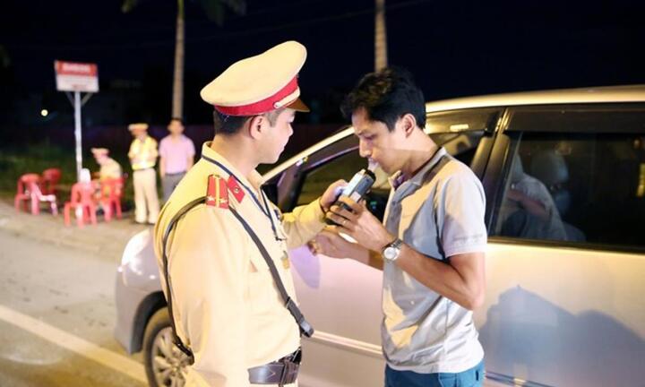 Cán bộ, công chức say xỉn rồi lái xe: Nêu gương cho ai?