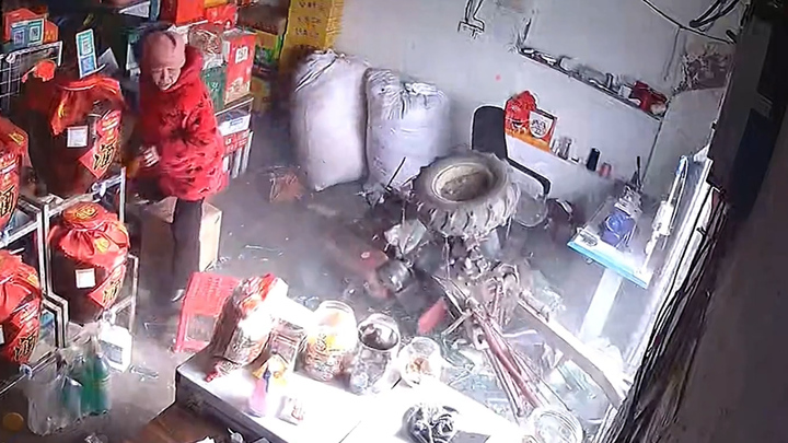 Máy kéo lao như tên bắn vào cửa hàng, người phụ nữ thoát chết trong gang tấc