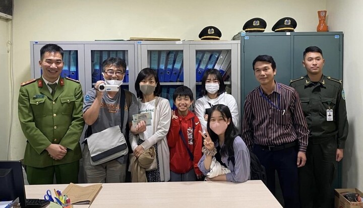 Gia đình du khách Nhật Bản nhận lại tiền bị tài xế taxi dù chiếm đoạt ở Nội Bài