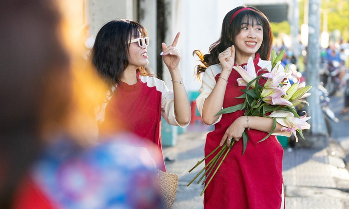 Tết bị hỏi 'bao giờ cưới', 'sao chưa sinh con', nên trả lời thế nào?