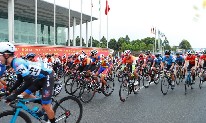 Giải xe đạp Quốc tế Truyền hình Bình Dương 2023 thu hút đông đảo tuyển thủ