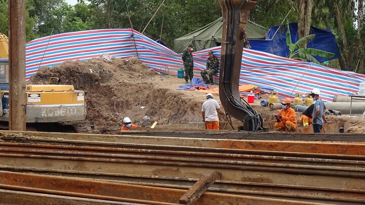 Bé trai lọt xuống trụ bê tông sâu 35m: Thành lập tổ điều hành cứu nạn, cứu hộ