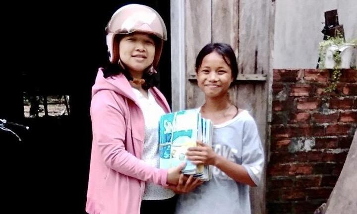 Cô giáo 8X lội bùn lầy, bò qua đập nước xiết đến với học sinh