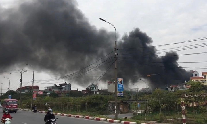 Cửa hàng kinh doanh bếp gas cháy ngùn ngụt ở Hà Nội