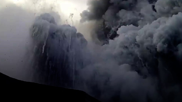 Cận cảnh núi lửa ở Indonesia phun tro bụi cao 300m