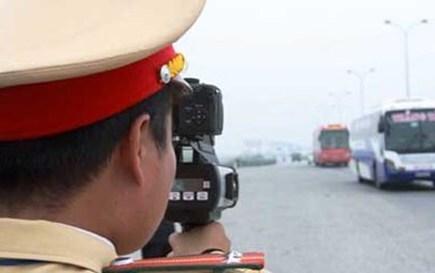 Một CSGT bị người vi phạm tông trọng thương