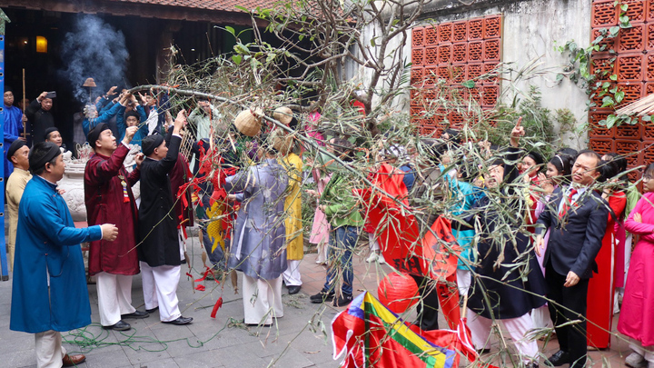 Tái hiện nghi lễ dựng cây nêu đón Tết ở phố cổ Hà Nội 