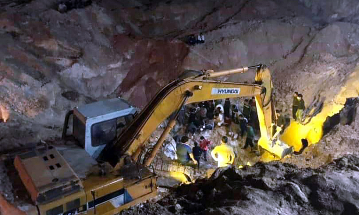 Sạt mỏ đất ở Phú Thọ, một thợ lái máy xúc bị vùi chết thương tâm