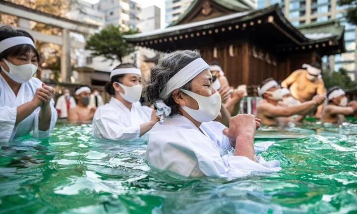 Nghi lễ rùng mình mà thú vị ở Nhật Bản: Tắm nước đá đầu năm mới 