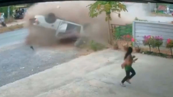 Xe bán tải mất kiểm soát lộn nhiều vòng trên đường ở Thái Lan