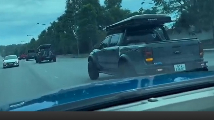 Bình Dương: Làm rõ clip đoàn xe bán tải bật đèn khẩn cấp