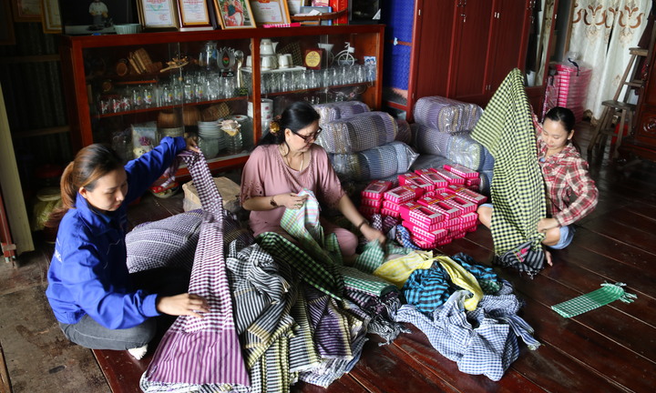 Ảnh: Làng nghề dệt khăn rằn trăm tuổi ở miền Tây 