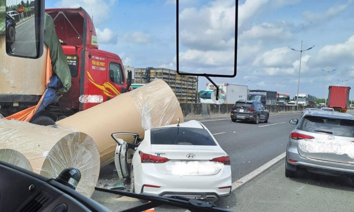 Xe container rơi cuộn giấy đè bẹp xe con trên cao tốc TP.HCM-Trung Lương
