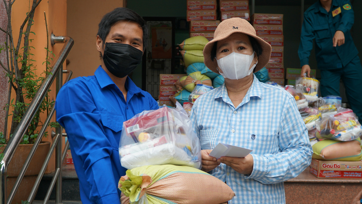 Trao hơi ấm Tết cho người nghèo ở TP.HCM