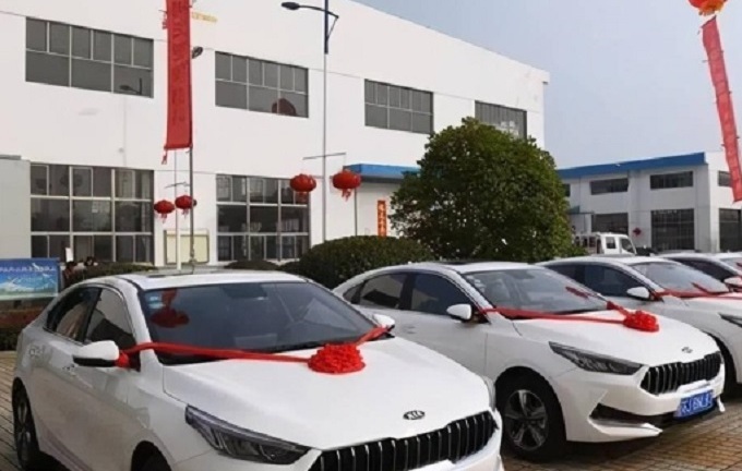 Công ty mua hàng chục xe sang BMW để thưởng Tết cho nhân viên