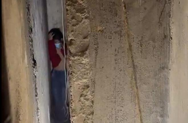 Lào Cai: Cứu bé gái kẹt giữa khe tường rộng 25 cm