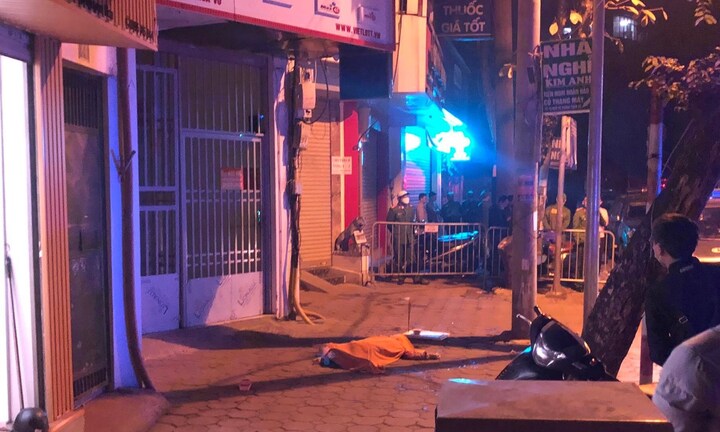 Cô gái bị đâm gục trên phố ở Hà Nội: Nghi phạm là bạn trai cũ