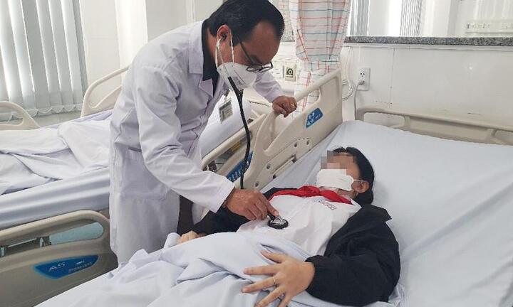 Ăn gà rán, uống trà sữa liên hoan tại lớp, gần 20 học sinh nhập viện
