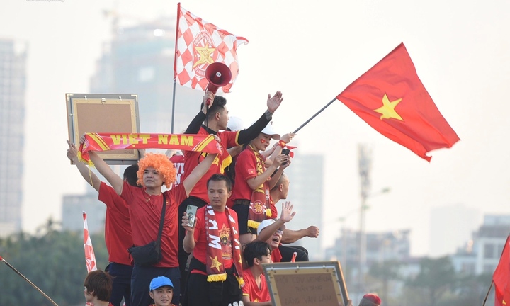 Trực tiếp: Cổ động viên khuấy động sân Mỹ Đình trước trận chung kết AFF Cup