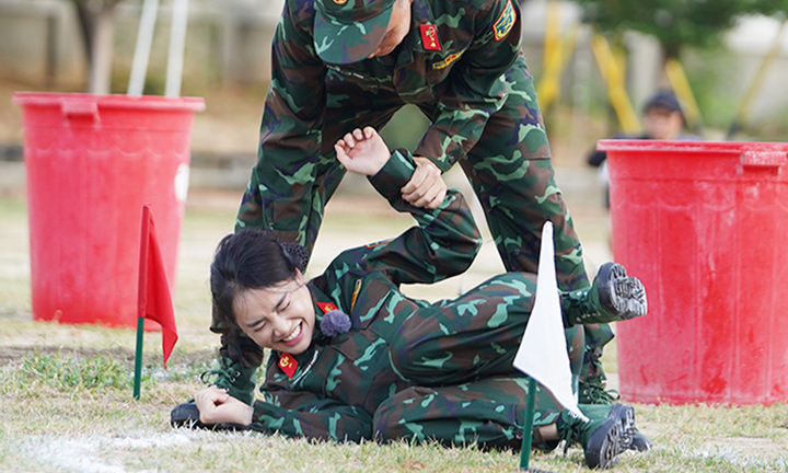 Sao nhập ngũ: Nhã Phương ngã sóng soài vẫn gọi tên ông xã Trường Giang 