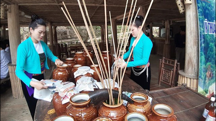 Tục uống rượu cần của dân tộc Mường