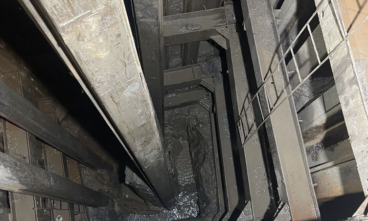 Bé trai lọt xuống trụ bê tông sâu 35m ở Đồng Tháp: Tiếp tục đào đến độ sâu 20m