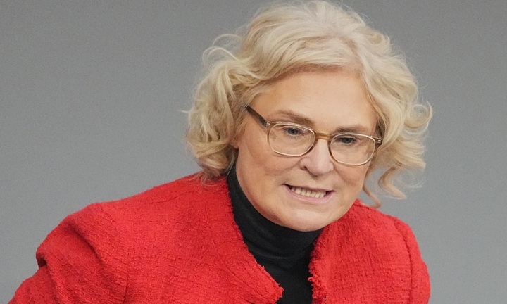 Bộ trưởng Quốc phòng Đức đệ đơn từ chức