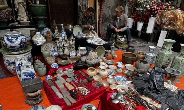 Du xuân Hà Nội: Đi chợ Tết mua đồ cũ