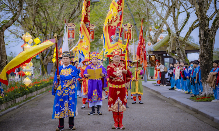 Lạ mắt lễ tái hiện nghi thức 'Tiến vua' trong hoàng cung nhà Nguyễn ngày cận Tết
