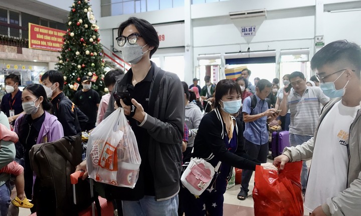 Ga Sài Gòn đông đúc, nhiều khách đến trước hàng tiếng chờ tàu về quê đón Tết