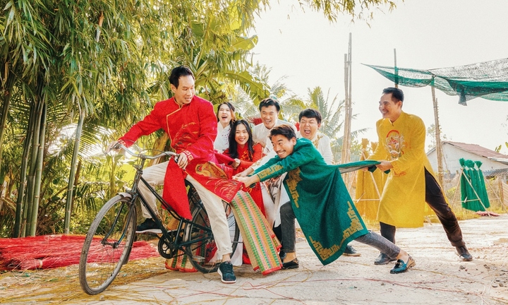Lý Hải và dàn sao 'Lật mặt' mặc áo dài đón năm mới