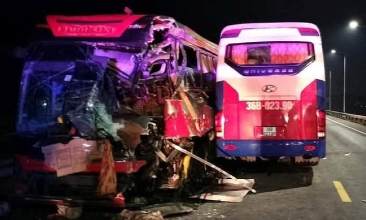 Quảng Ngãi: Hai xe khách va chạm trên đường dẫn cao tốc, 3 người thương vong