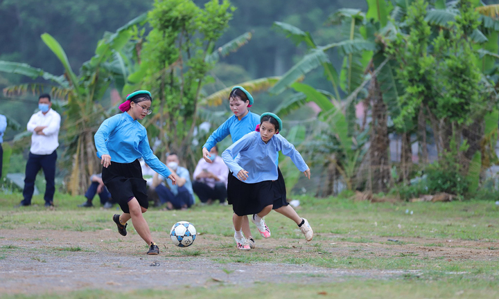 Những ‘bóng hồng’ Sán Chỉ mặc váy ra sân cỏ