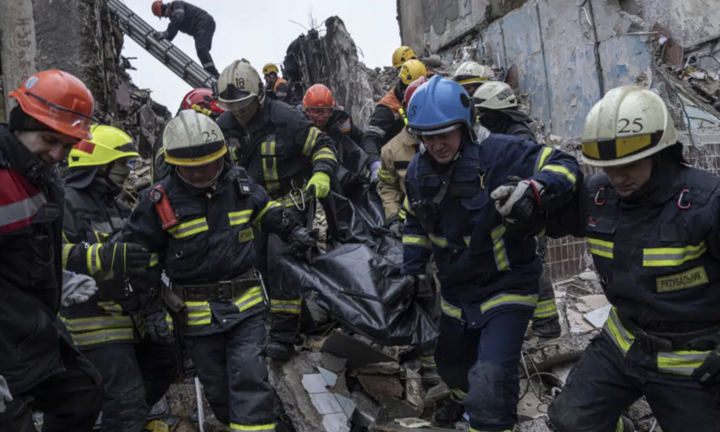  Toà nhà Ukraine 1.700 người sống bị tấn công tên lửa, điện Kremlin lên tiếng