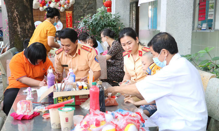 CSGT TP.HCM mang Tết đến với hơn 300 trẻ tàn tật, mồ côi