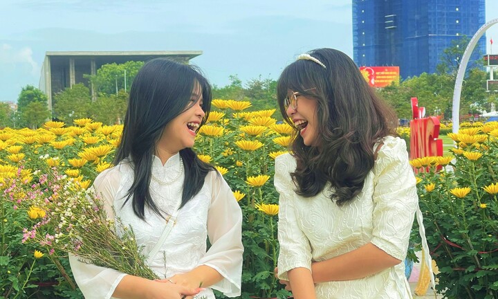 Bình Định: Mai đào khoe sắc thắm, thiếu nữ tỏa xuân thì