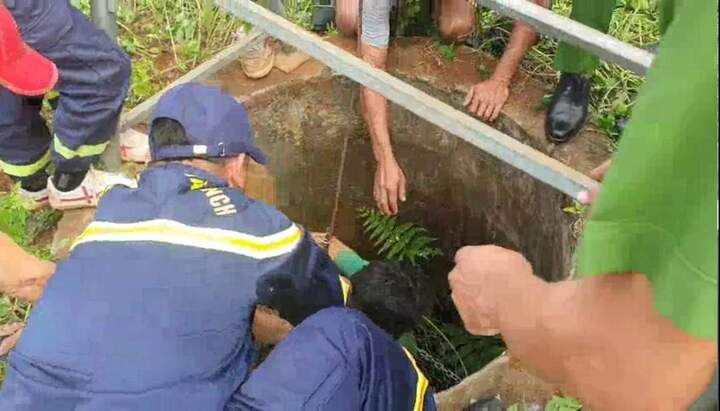 Giải cứu người đàn ông sau 4 ngày rơi xuống giếng sâu 25m