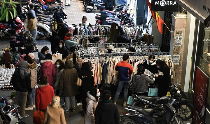 Chen chân mua quần áo giảm giá