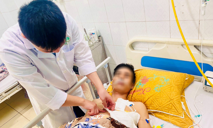 Người đàn ông bị thủng tim do lưỡi cưa văng vào ngực