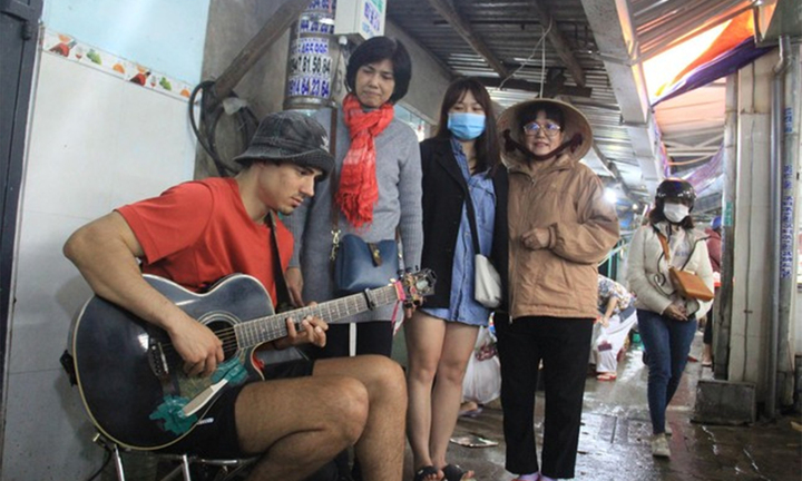 Chàng trai Nam Phi chơi đàn khắp các chợ Việt Nam