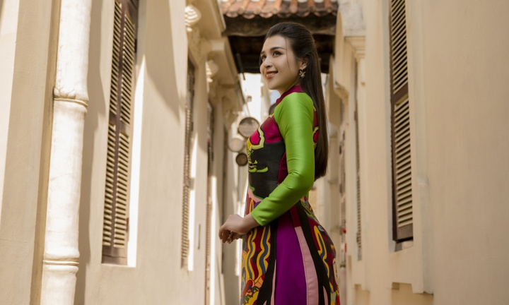 Á hậu Hoàng Thùy Anh khoe sắc với áo dài