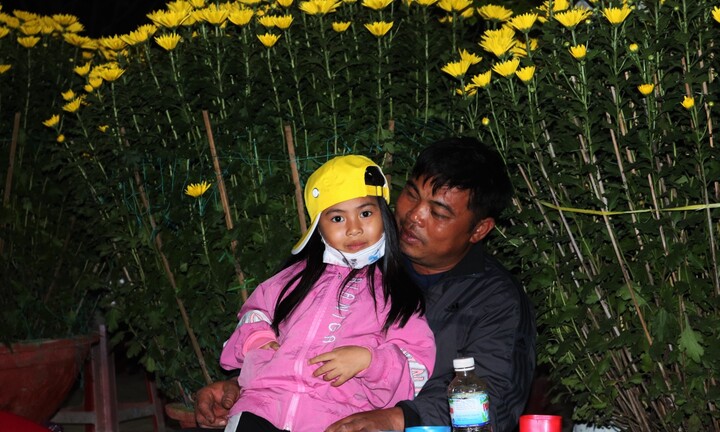 Đêm muộn 29 Tết, tiểu thương gắng gượng ngồi trong gió rét ngóng khách mua hoa