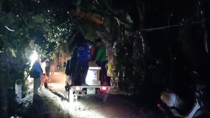 Đưa được thi thể bé trai lọt xuống trụ bê tông ở Đồng Tháp lên mặt đất