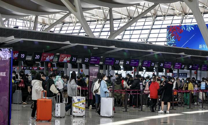 Trung Quốc vượt qua đỉnh dịch COVID-19 trước ngày đi lại đông đúc nhất năm