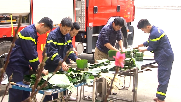 Lính cứu hỏa Hà Nội quây quần gói bánh chưng đón Tết