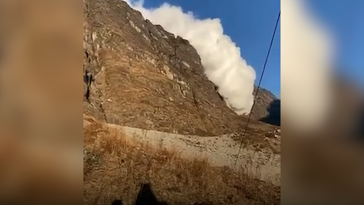 Kỳ lạ khoảnh khắc đám mây trắng 'đặc quánh' đổ xuống sườn núi