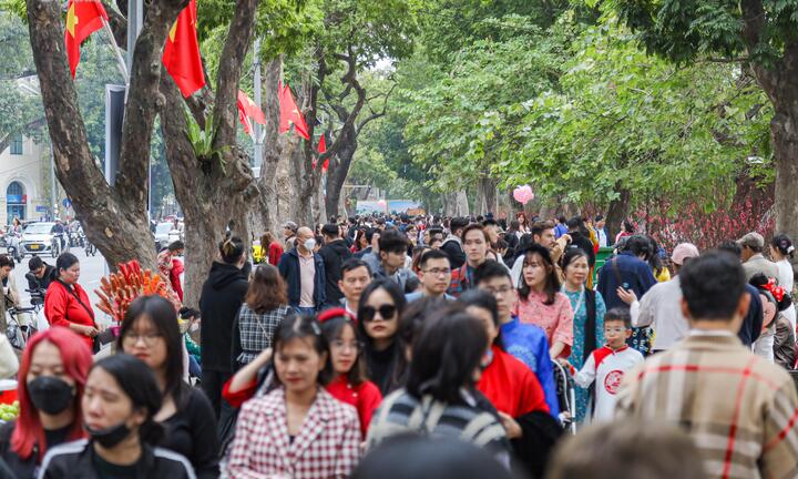Mùng 2 Tết, phố quanh Hồ Gươm đông nghịt người 